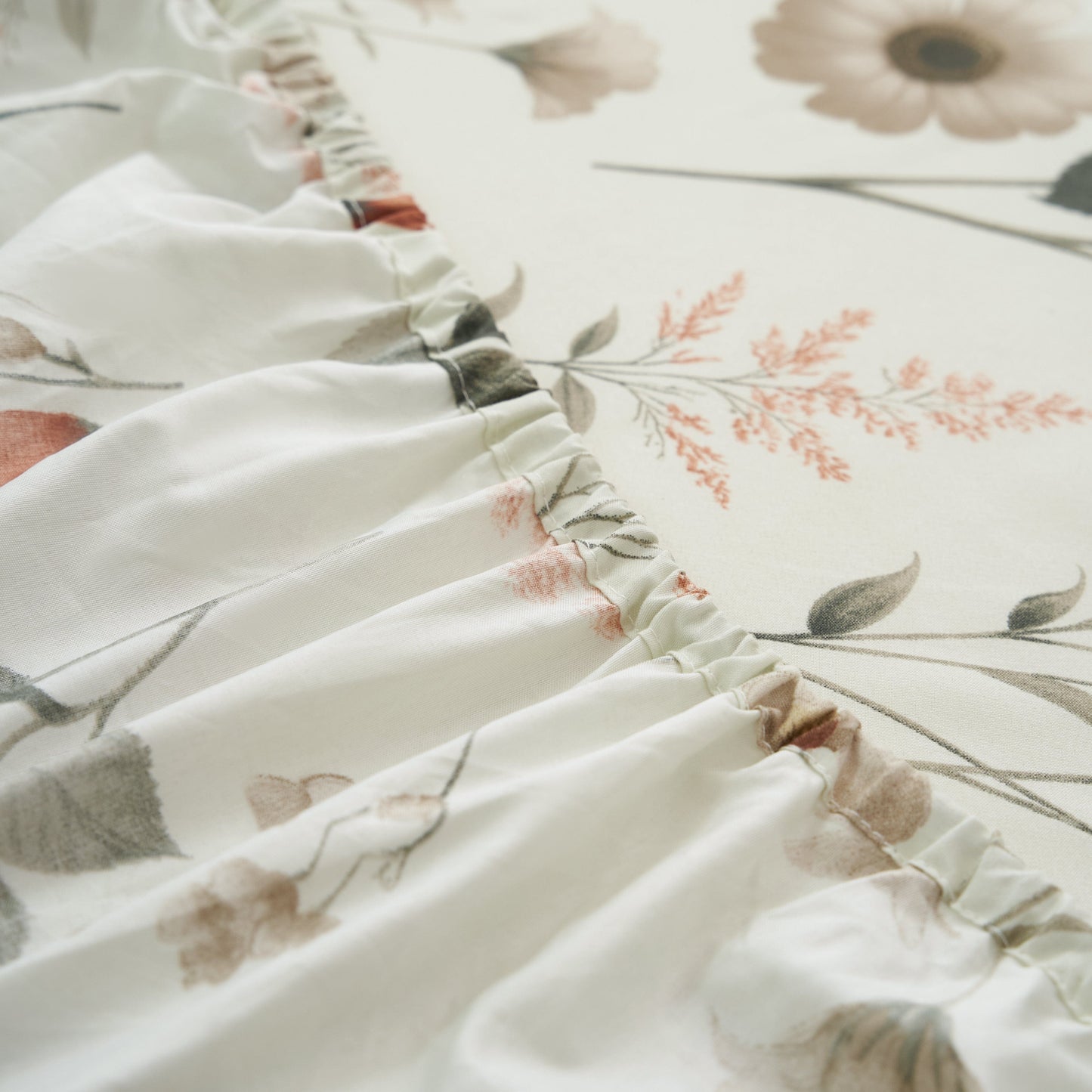 DaDalogy Enchanted Meadow Floral Microfiber Sheet Set
