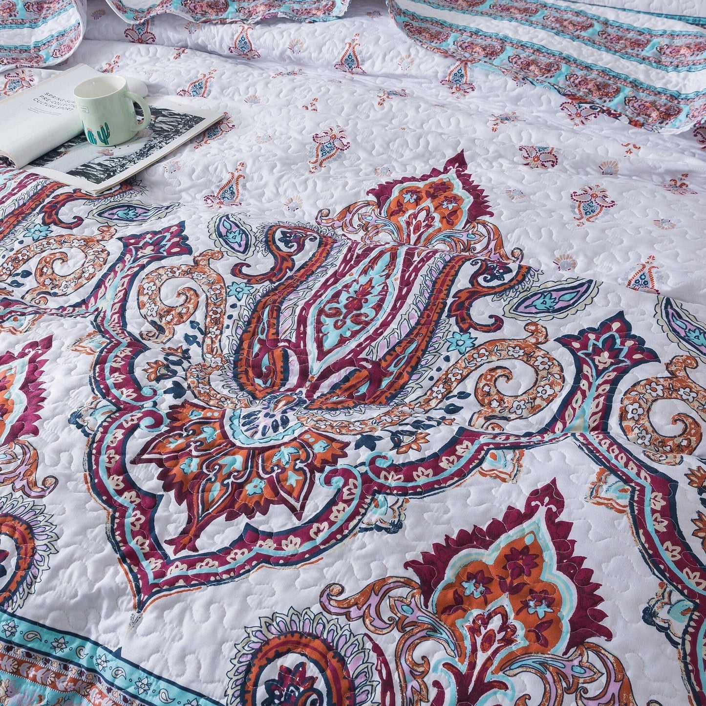 DaDa Bedding White Blue Floral Paisley Quilt Set