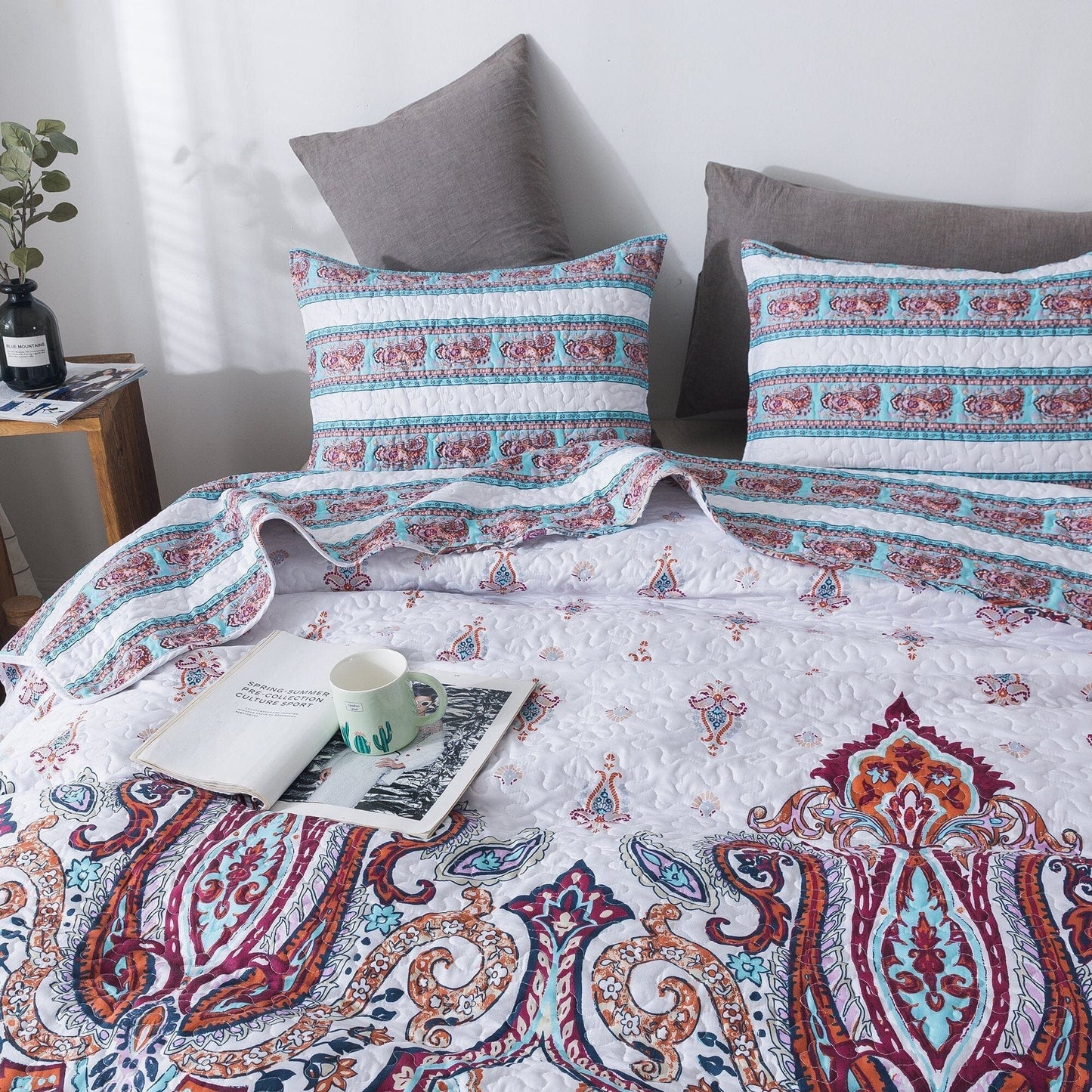 DaDa Bedding White Blue Floral Paisley Quilt Set