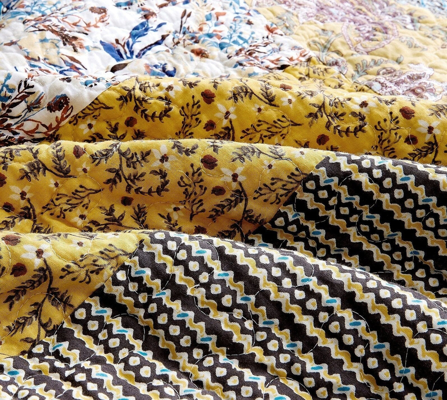 DaDa Bedding Honey Cove Floral Paisley Patchwork Quilt Set